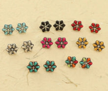 Load image into Gallery viewer, Small flower cluster earrings