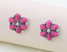 Load image into Gallery viewer, Small flower cluster earrings