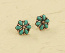 Load image into Gallery viewer, Small flower cluster earrings