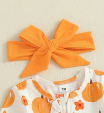 Load image into Gallery viewer, Pumpkin Ruffle Butt Sleeper