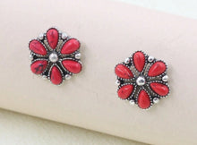 Load image into Gallery viewer, Small flower cluster earrings