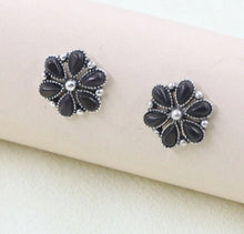 Load image into Gallery viewer, Small flower cluster earrings