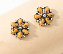 Load image into Gallery viewer, Small flower cluster earrings
