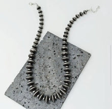 Load image into Gallery viewer, Flat Navajo pearl necklace