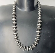 Load image into Gallery viewer, Flat Navajo pearl necklace