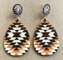 Load image into Gallery viewer, Concho Aztec Wooden earrings