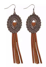 Load image into Gallery viewer, Concha earrings