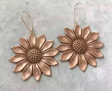 Load image into Gallery viewer, Flower metal  earrings