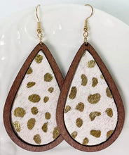 Load image into Gallery viewer, Teardrop horse hair wooden earrings