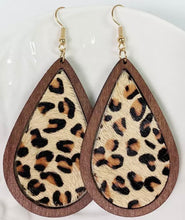 Load image into Gallery viewer, Teardrop horse hair wooden earrings