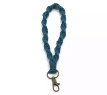 Load image into Gallery viewer, Macrame key leash