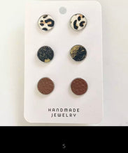 Load image into Gallery viewer, Leather dot earrings