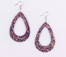 Load image into Gallery viewer, Hollowed out teardrop earrings