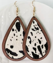 Load image into Gallery viewer, Teardrop horse hair wooden earrings