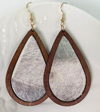 Load image into Gallery viewer, Teardrop horse hair wooden earrings